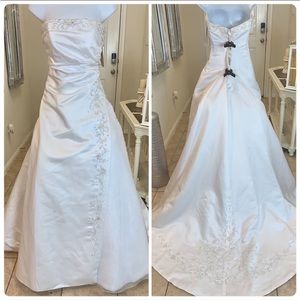 BOUTIQUE WEDDING GOWN SIZE 12